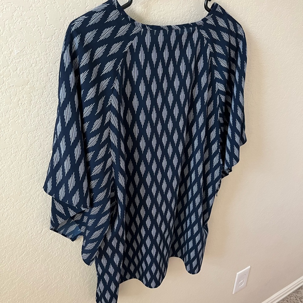 Banana Republic Women’s V-Neck Blouse Size L Navy White Diamond Print Top - Picture 8 of 10